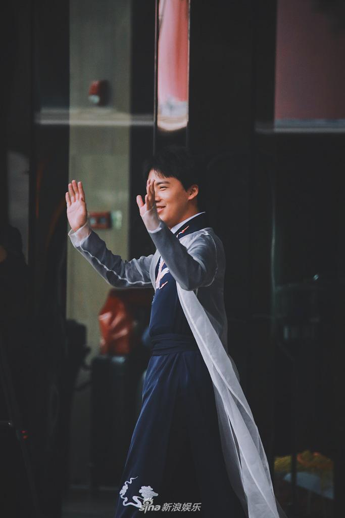 组图:郭麒麟不说相声改穿古装变身翩翩少年 对镜甜笑招手超暖心_高清