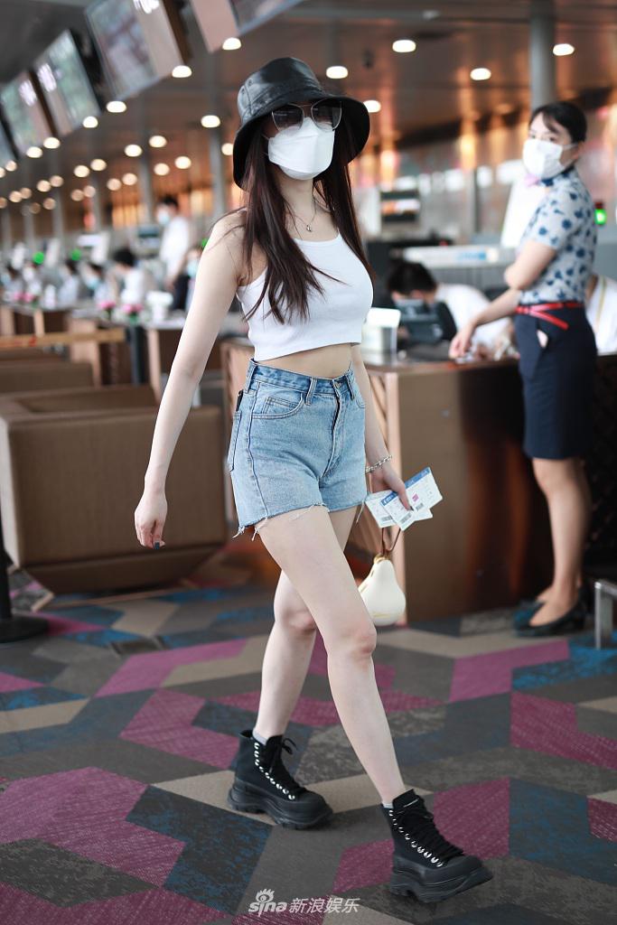 美翻天！玉腿张天爱穿热裤秀纤腰玉腿 狂撩秀发机场变T台