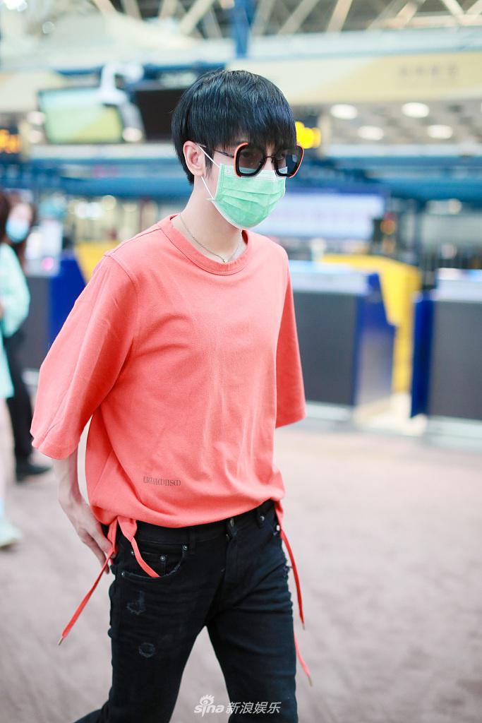 组图:郑繁星穿粉嫩t恤亮相帅气值满分 架黑超赶路带风似走t台秀