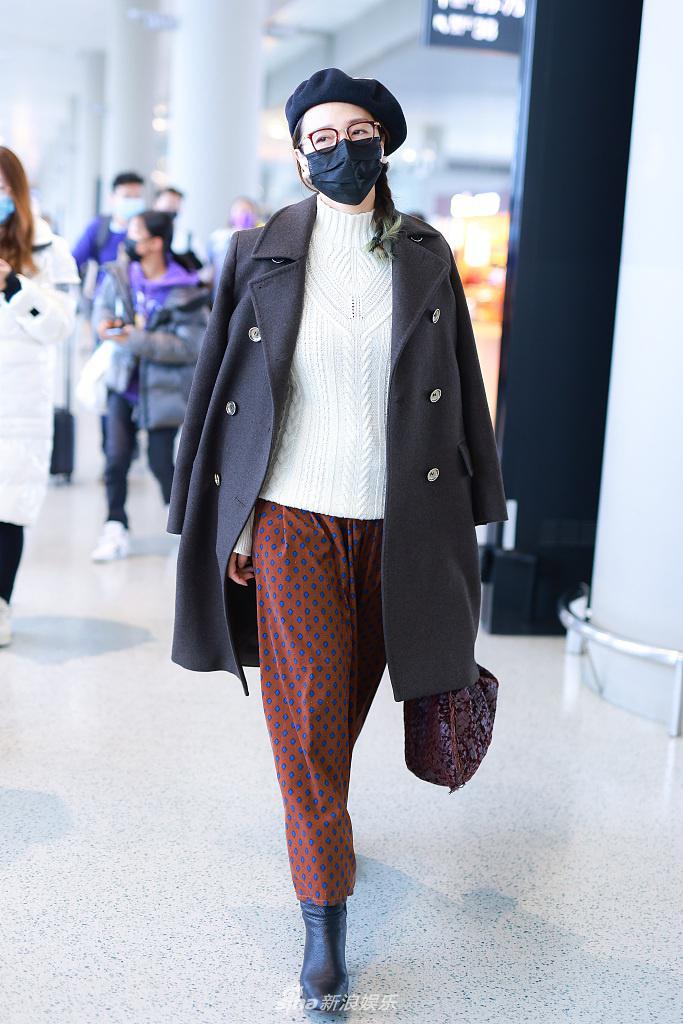 组图阿朵大衣披着穿气场满分戴框镜梳着麻花辫甜酷又减龄