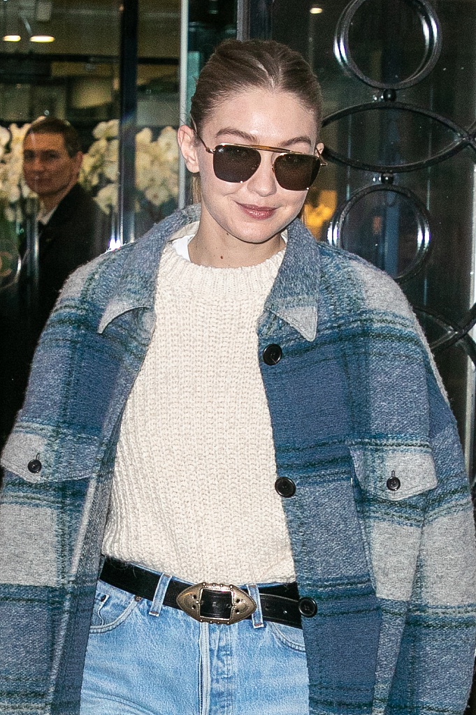 组图:吉吉·哈迪德弯眉灿笑超可爱 穿格纹大衣显温柔女人味