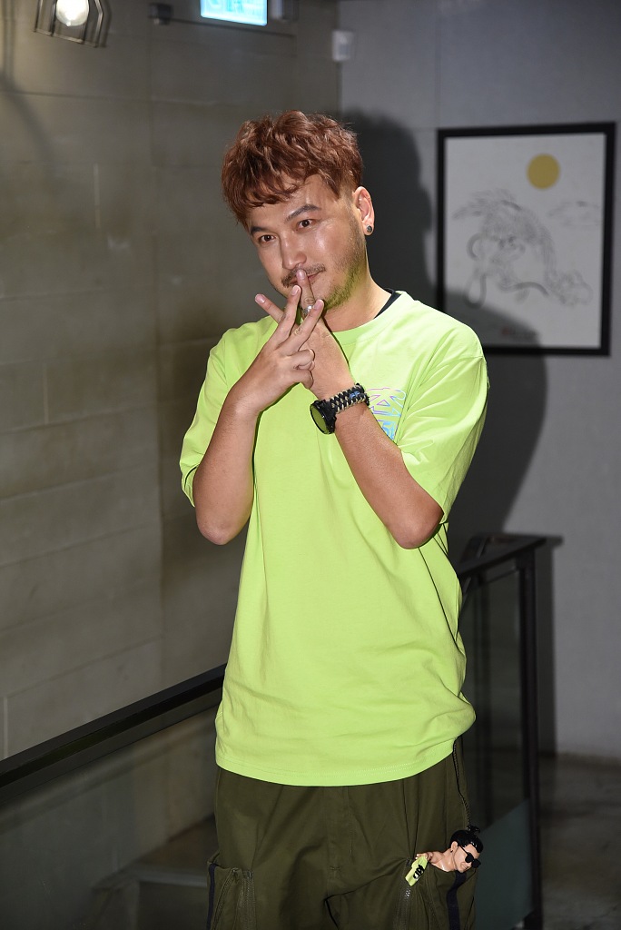 组图:kid林柏升穿绿t恤双手比心 自称将回归《综艺玩很大》