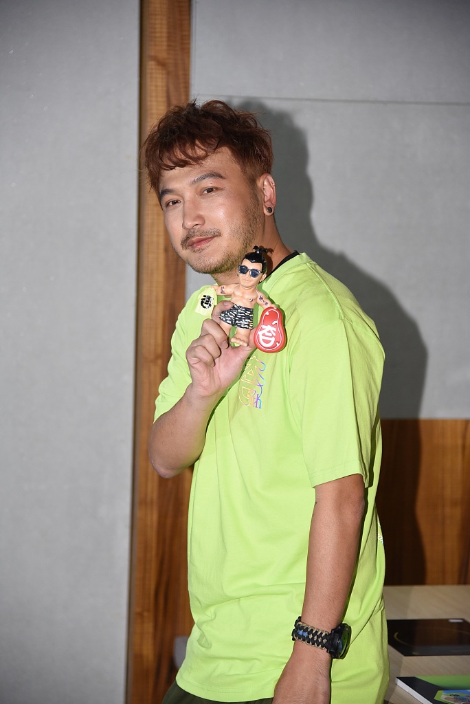 组图:kid林柏升穿绿t恤双手比心 自称将回归《综艺玩很大》