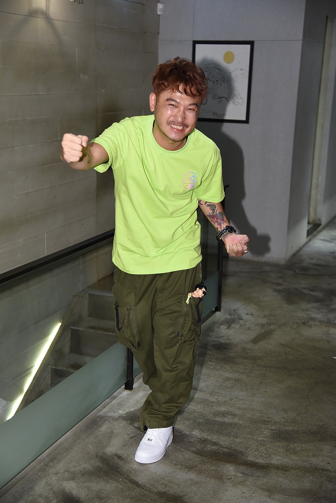 组图:kid林柏升穿绿t恤双手比心 自称将回归《综艺玩很大》