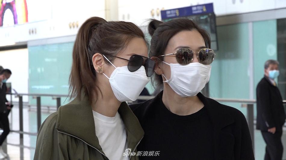 组图:黄智雯搭机造型利落简约 与好姐妹赵希洛同乘热聊不停