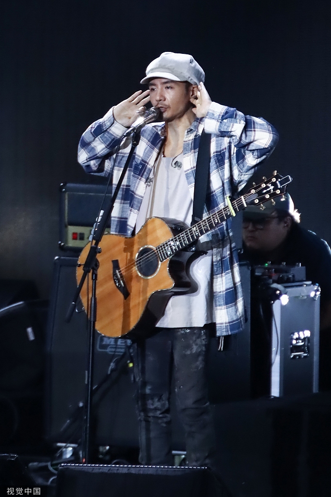 组图:朴树格纹衬衣贝雷帽简约休闲 背吉他自弹自唱文艺范足