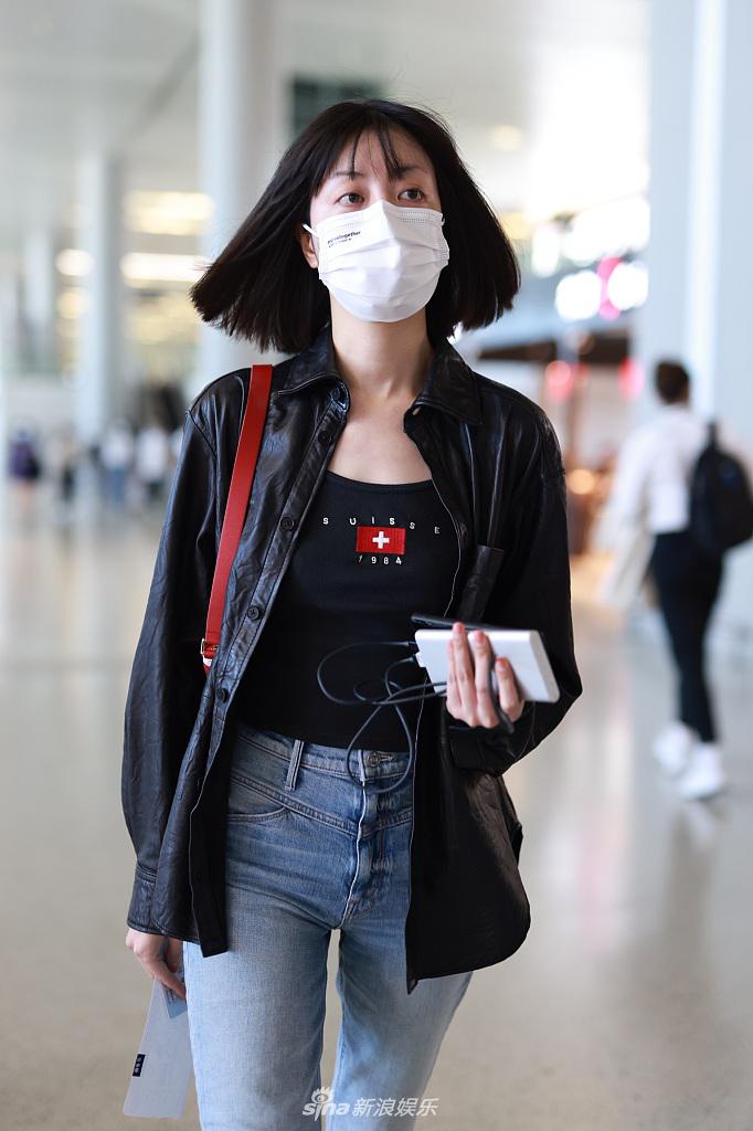 组图李溪芮穿紧身牛仔裤大秀美腿齐肩短发随风飘逸自带气场