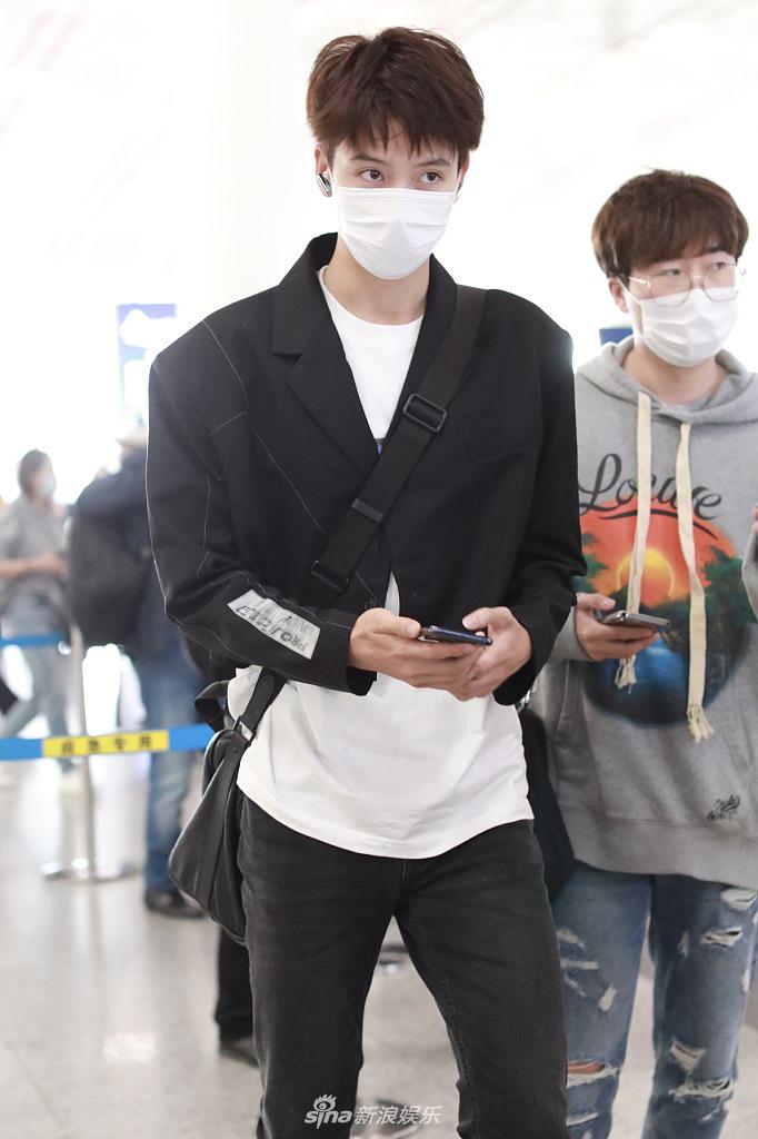 组图:陈宥维穿黑白look简约帅气 口罩难掩高颜值大长腿抢镜_高清图集