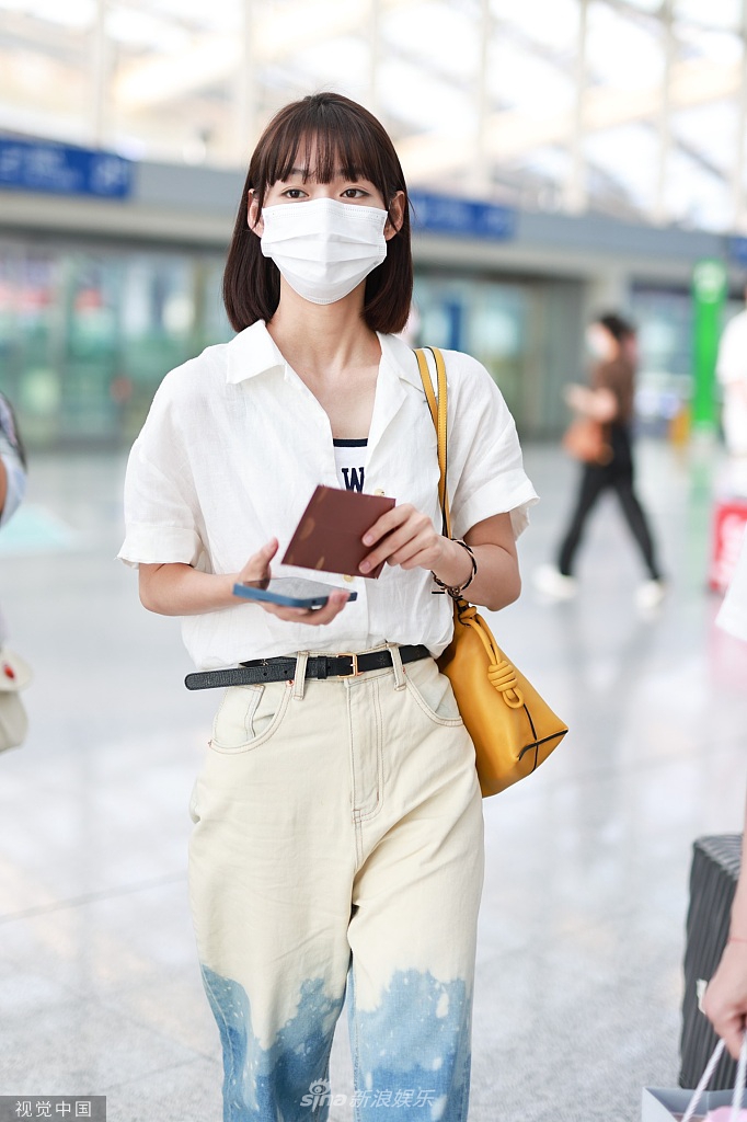 组图:段奥娟蓝色渐变长裤潮流有范 齐刘海短发清扬超养眼