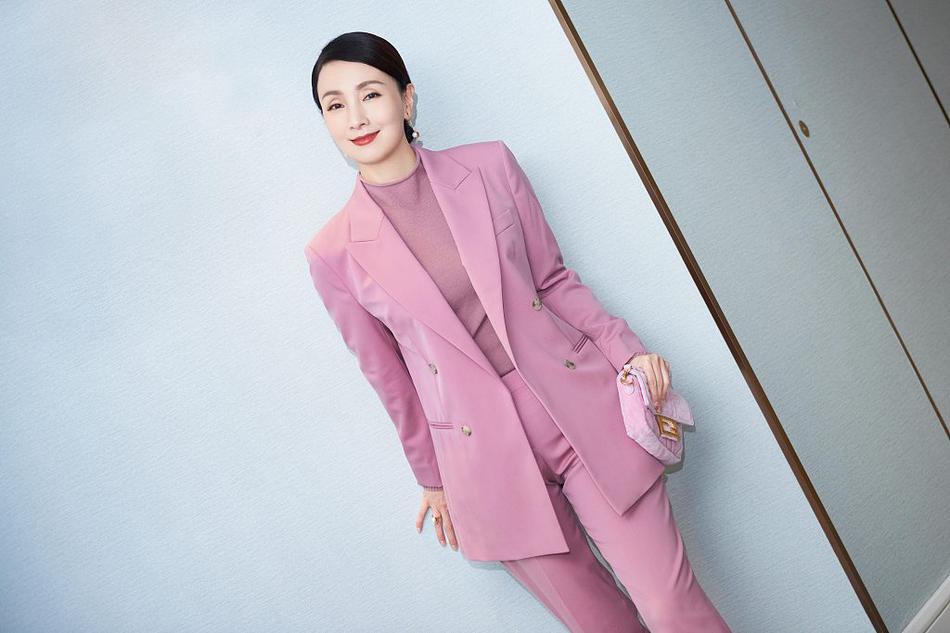 组图:陶虹粉色西装look又美又飒 单手插兜妆容精致气场强