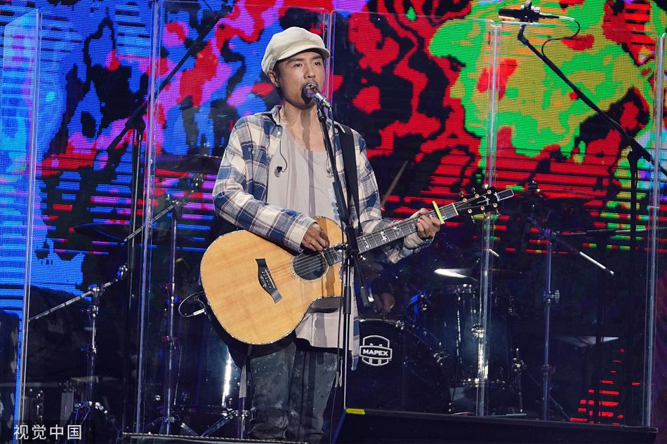 组图:朴树格纹衬衣贝雷帽简约休闲 背吉他自弹自唱文艺范足