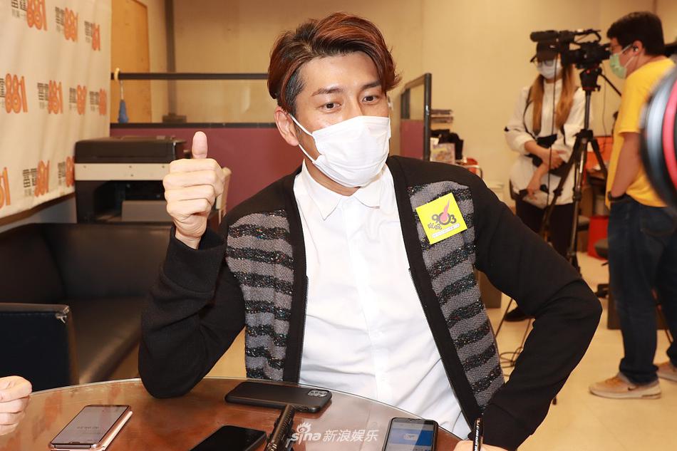 组图:袁文杰双手插兜帅气有型 自言感谢郑裕玲访问邀请