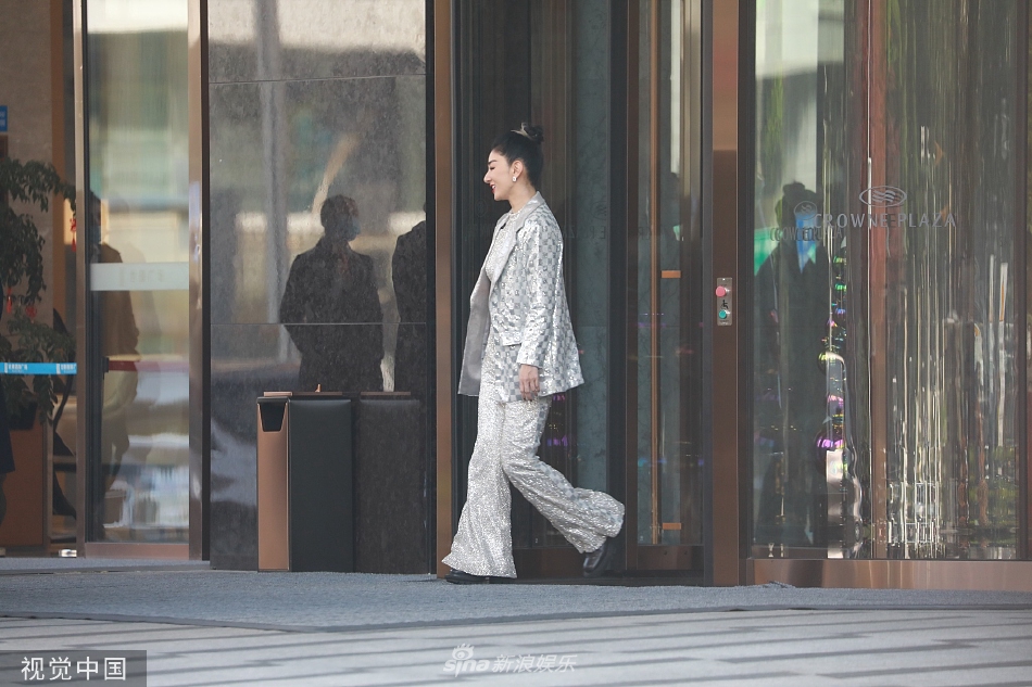 组图：黄奕格纹西服套装现身长沙梳丸子头干练气场十足第1张图片