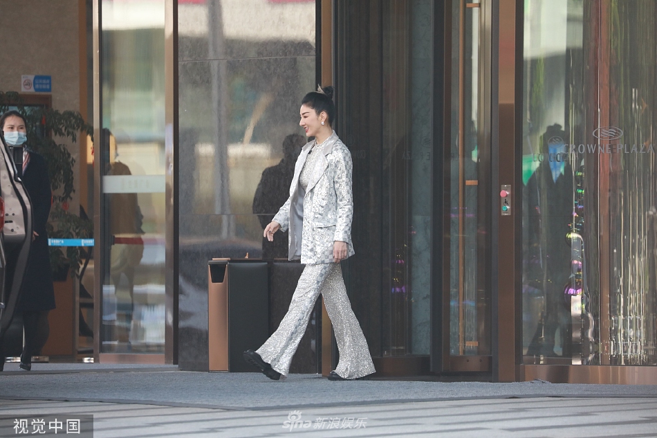 组图：黄奕格纹西服套装现身长沙梳丸子头干练气场十足第3张图片