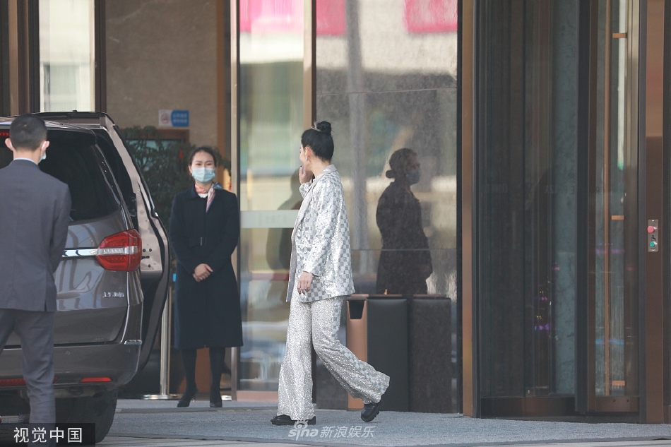 组图：黄奕格纹西服套装现身长沙梳丸子头干练气场十足第4张图片