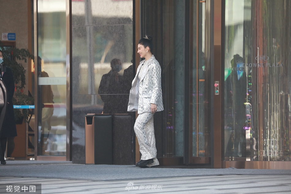 组图：黄奕格纹西服套装现身长沙梳丸子头干练气场十足第2张图片