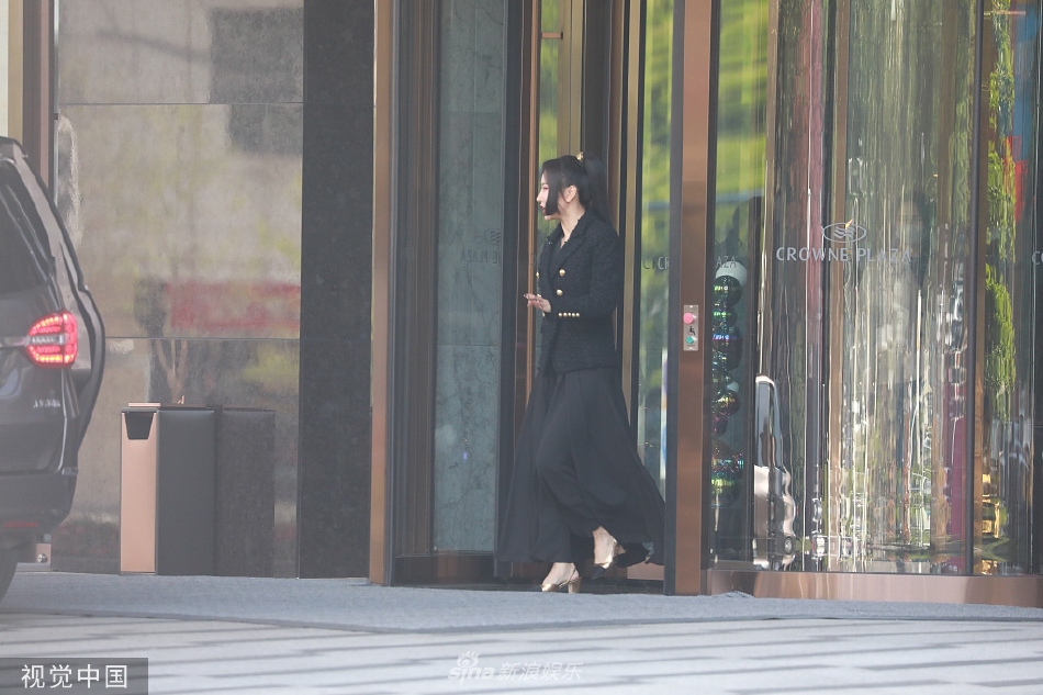 组图：《浪姐3》上班路透释出吴谨言张俪毛俊杰等现身妆容精致