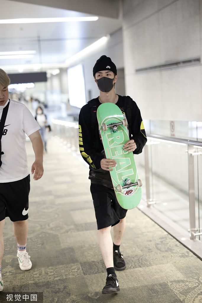 组图:机场新玩法!王一博踩滑板秒变潮酷boy 青春活力十足