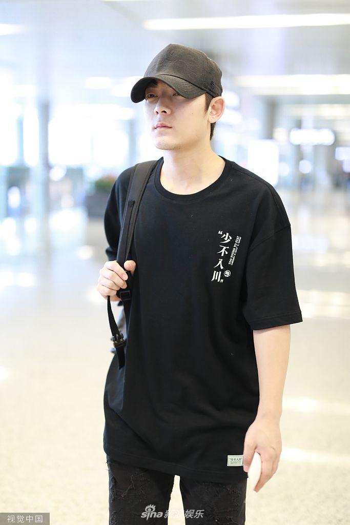 组图:陈翔压低帽檐一身黑look低调扮酷 大步流星裤上破洞吸睛