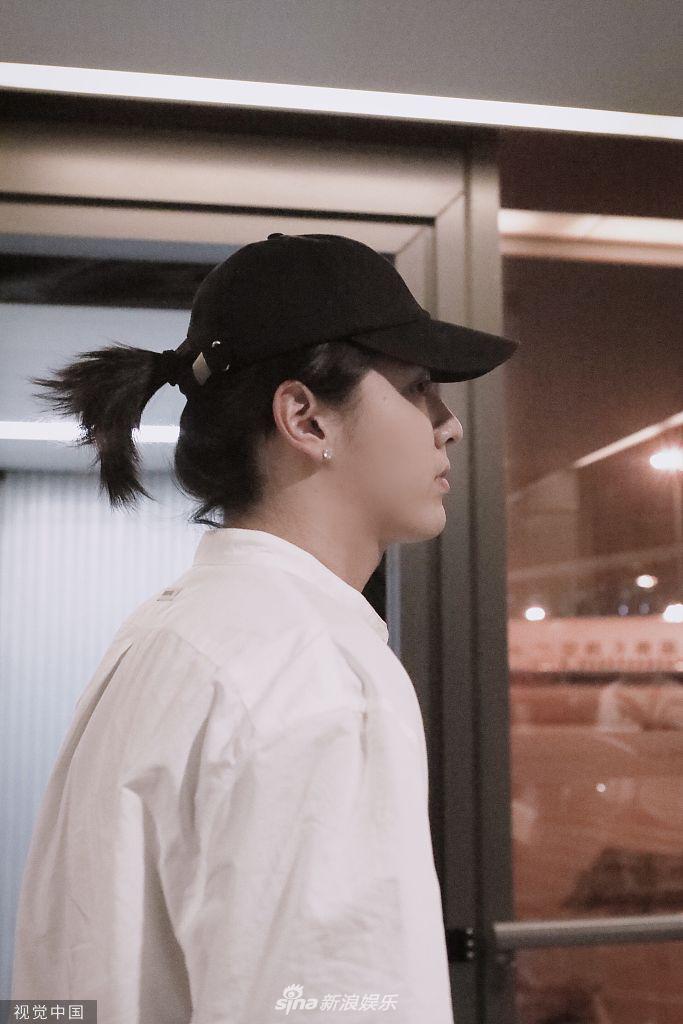 组图:吴亦凡扎小辫戴帽凹造型酷劲十足 和粉丝打招呼秒变小可爱