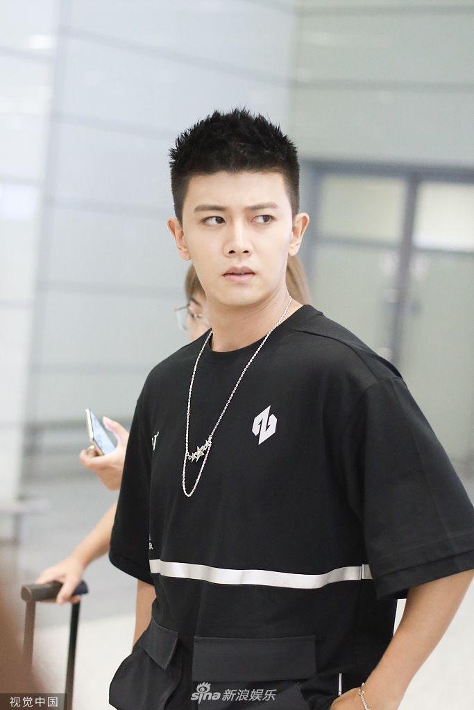 组图:任嘉伦换板寸新发型酷帅十足 挥手微笑与粉丝告别超暖