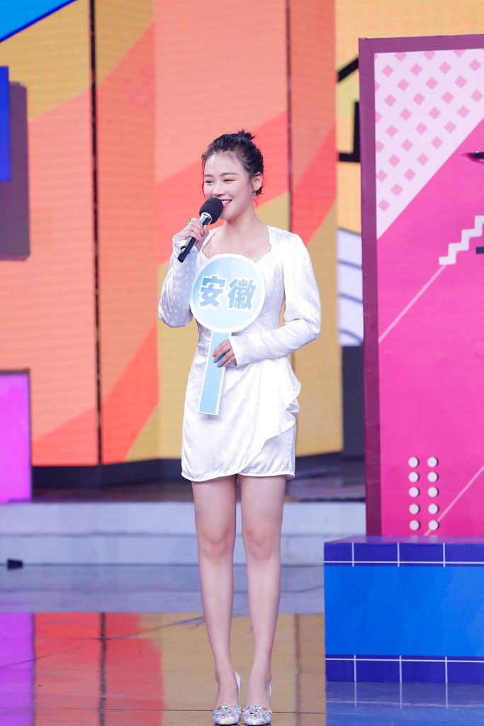马思纯深V连衣裙俏丽优雅 扎小揪揪秒变活力少女元气满满