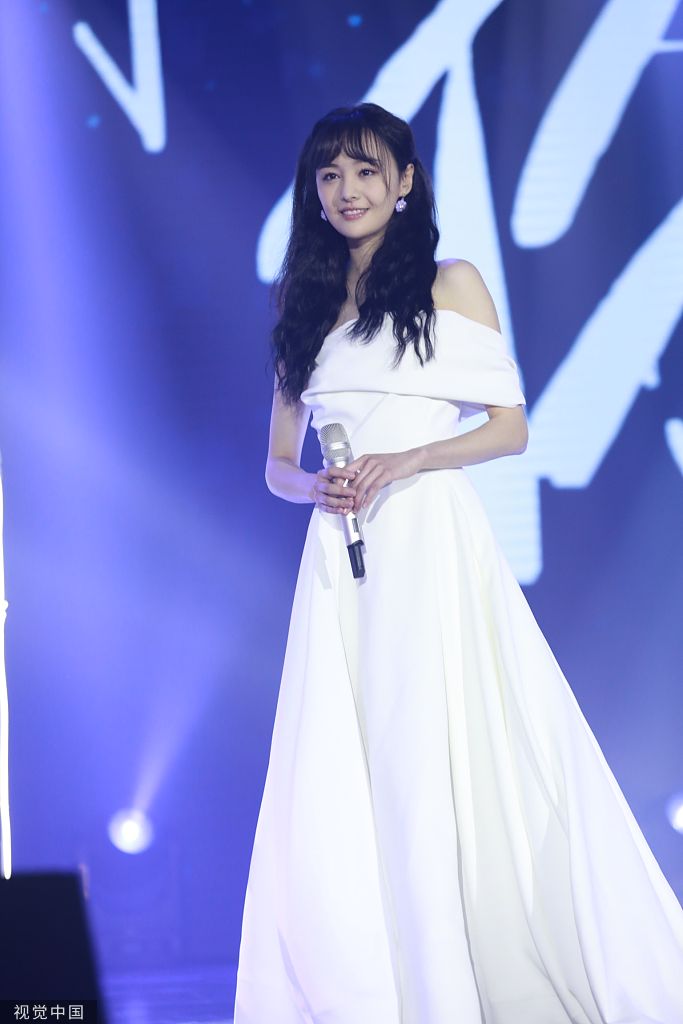 组图:郑爽生日会露肩白裙蛋卷发宛如仙女 爸妈和男友现身打call