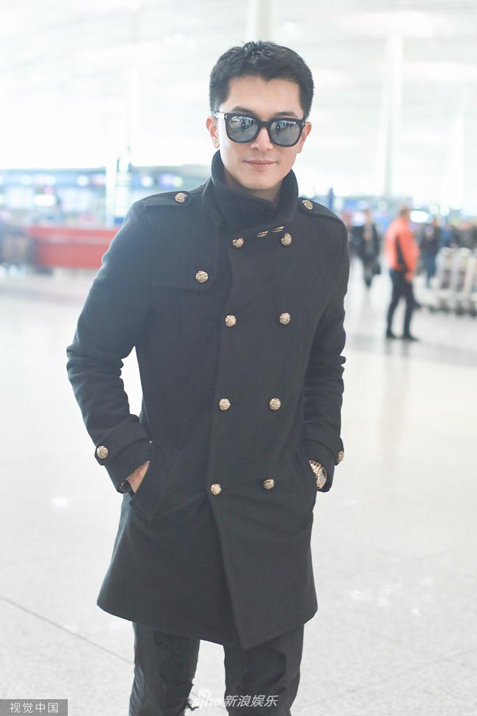 组图:邱泽承认追求张钧甯 早前亮相机场灿笑打招呼心情好