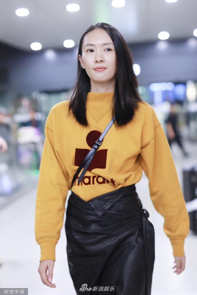 组图:童瑶亮相机场嘴角忍不住甜笑 素颜皮肤白皙状态超好_高清图集