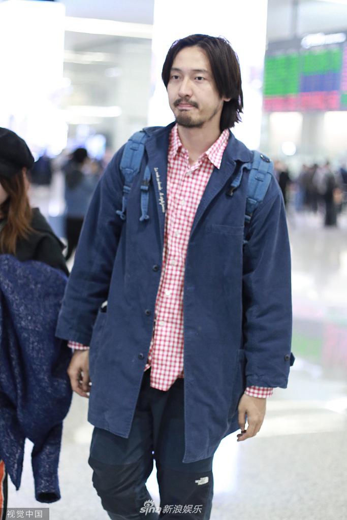 组图:王传君素颜留络腮胡现身 抿嘴瞪眼秒变表情包