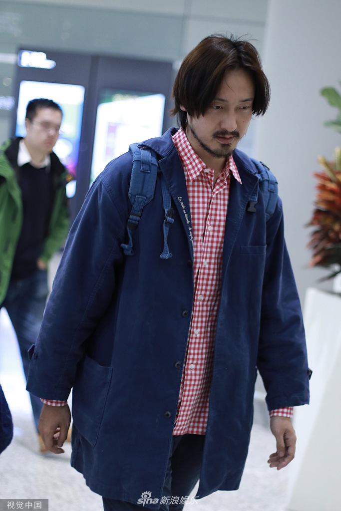 组图:王传君素颜留络腮胡现身 抿嘴瞪眼秒变表情包_高清图集_新浪网