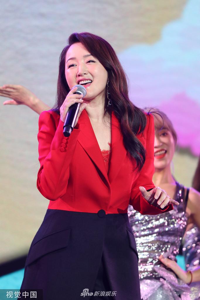 组图:48岁杨钰莹大波浪红衣献唱 双腿纤细状态好