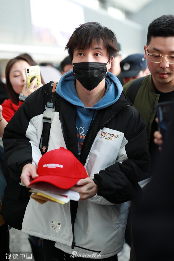 薛之谦素颜搭机 一脸懵q萌可爱