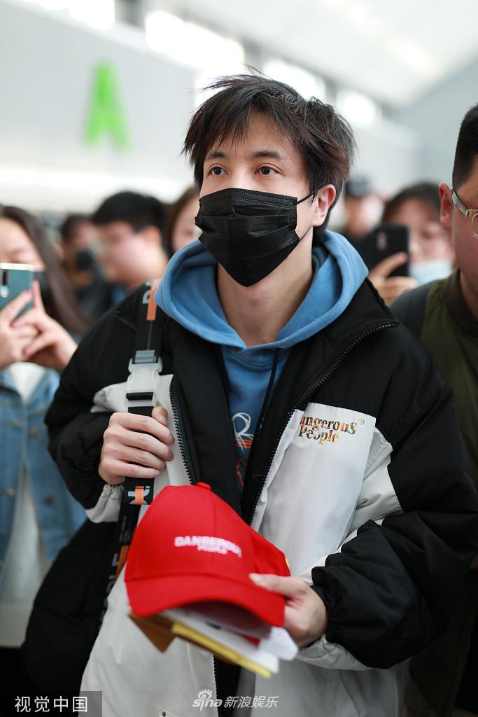 组图:薛之谦素颜搭机摘帽子发丝飞扬 双眼无神一脸懵q萌可爱