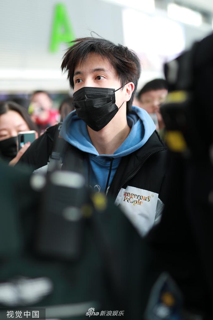 薛之谦素颜搭机 一脸懵q萌可爱