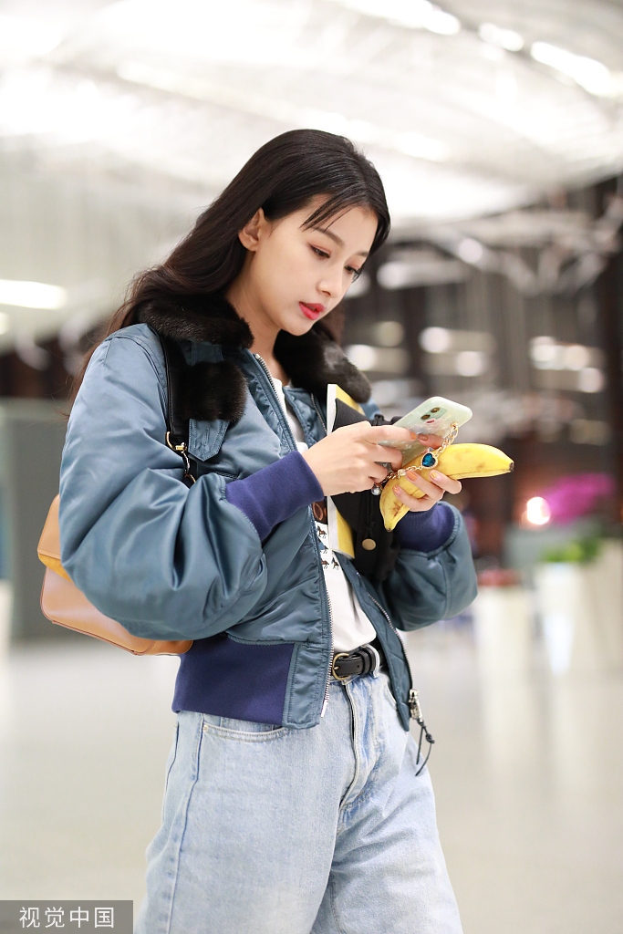 组图:辣妈孙怡留卷发美丽可爱 穿棒球服搭牛仔裤清新帅气