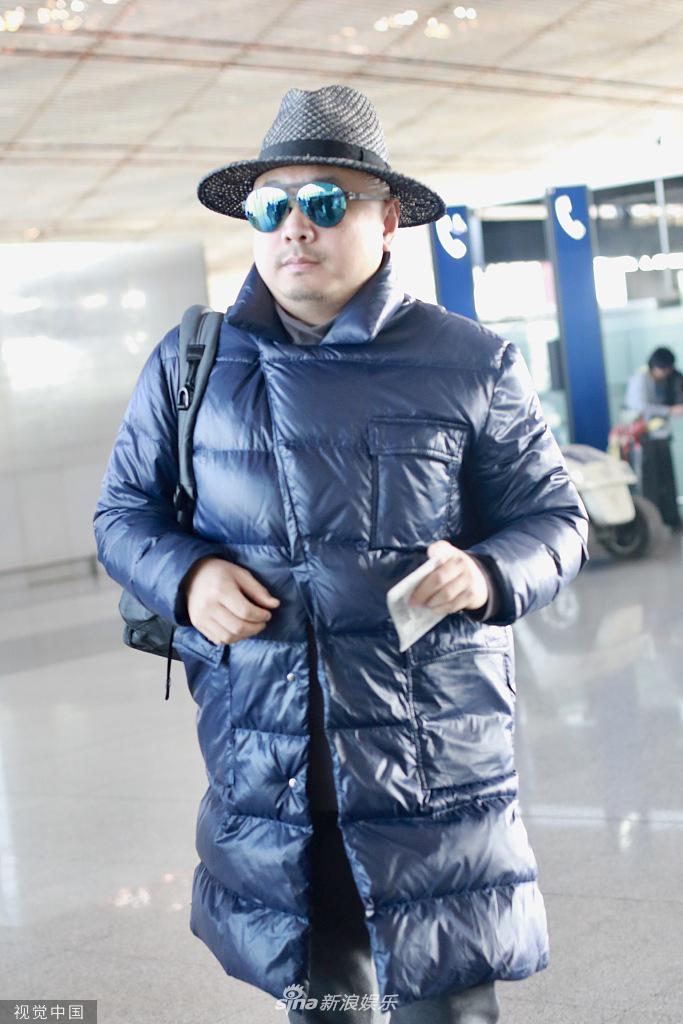组图:徐峥戴礼帽配墨镜雅痞感十足 穿亮面羽绒服腰围成亮点