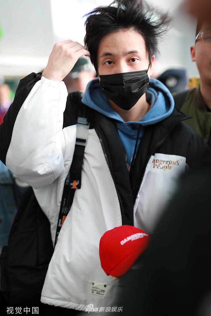 薛之谦素颜搭机 一脸懵q萌可爱