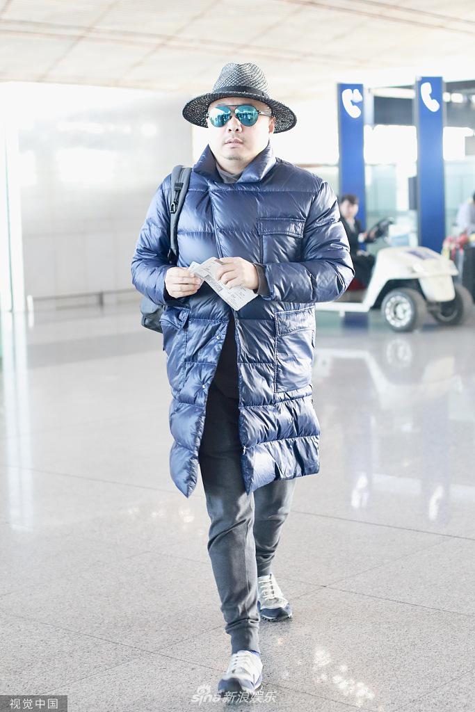组图:徐峥戴礼帽配墨镜雅痞感十足 穿亮面羽绒服腰围成亮点