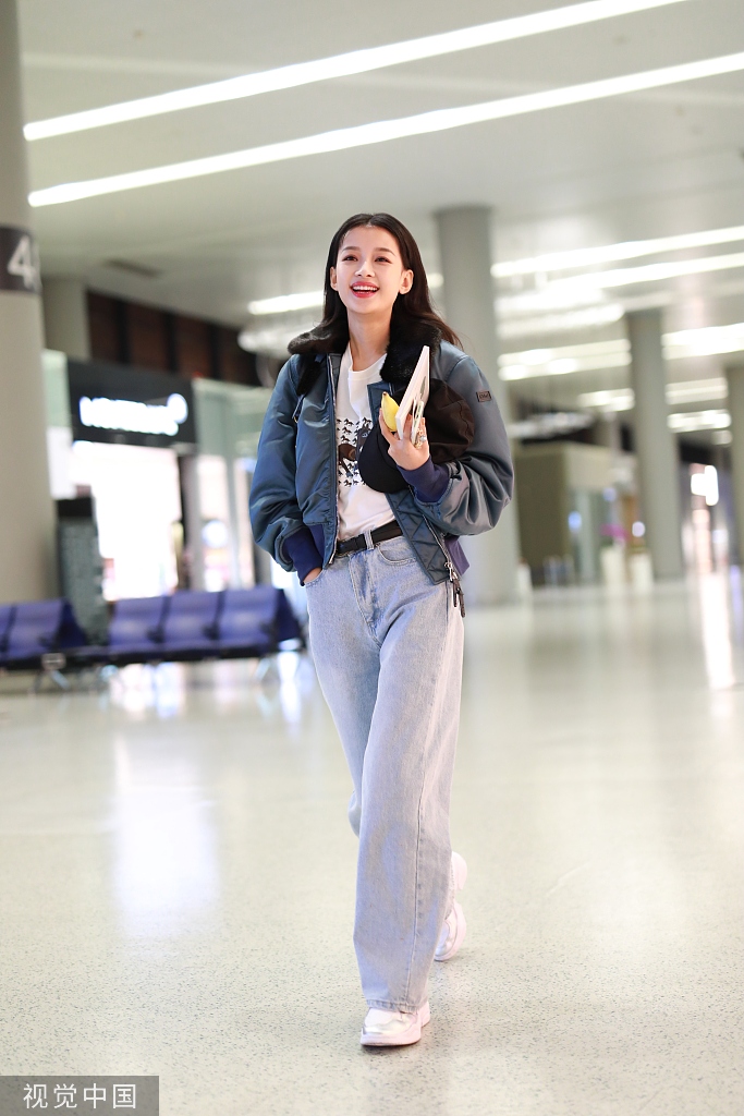 组图:辣妈孙怡留卷发美丽可爱 穿棒球服搭牛仔裤清新帅气