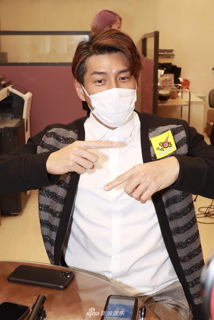 组图:袁文杰双手插兜帅气有型 自言感谢郑裕玲访问邀请