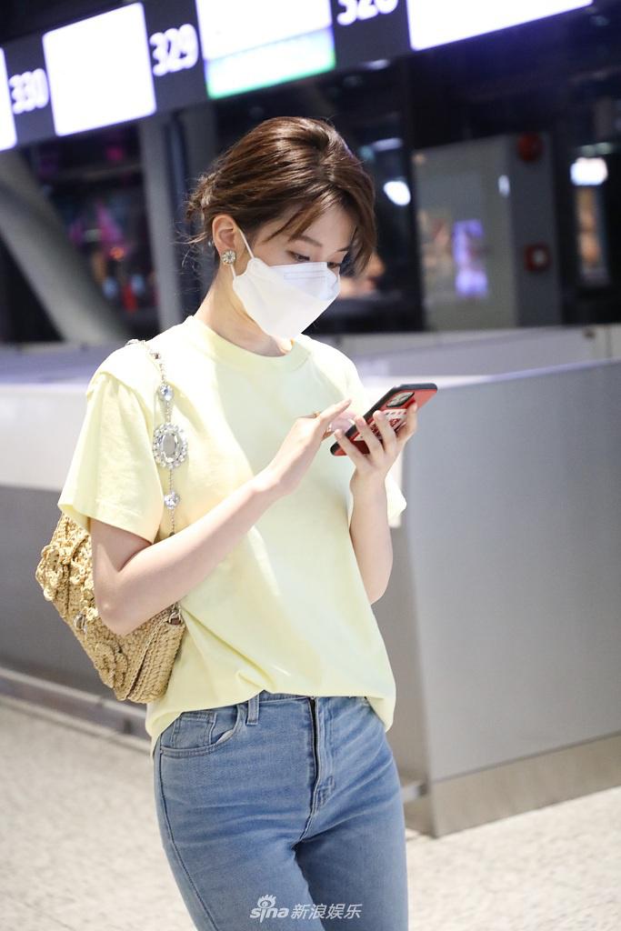 组图:乔欣黄色短t一秒入夏 简约清新穿搭活力满满