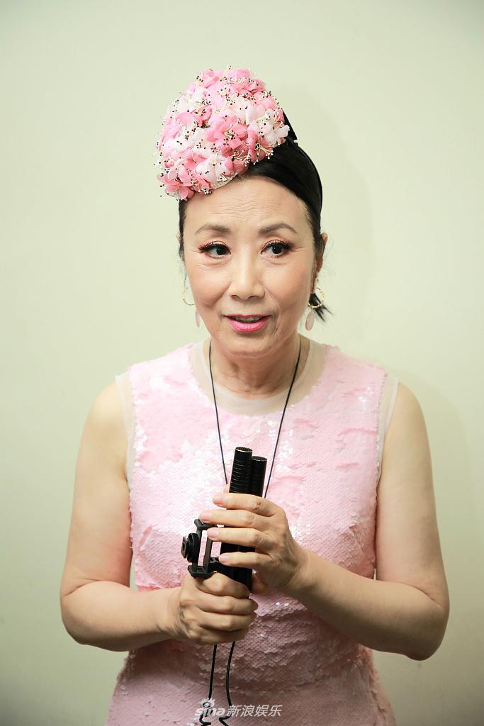 组图:73岁汪明荃穿粉裙优雅减龄 对镜甜笑气质状态俱佳_高清图集_新浪