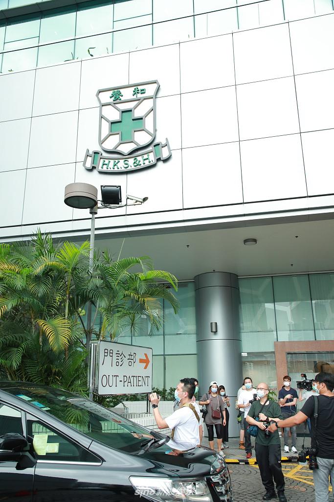 组图:"赌王"何鸿燊病逝享年98岁 大批记者守候在养和医院