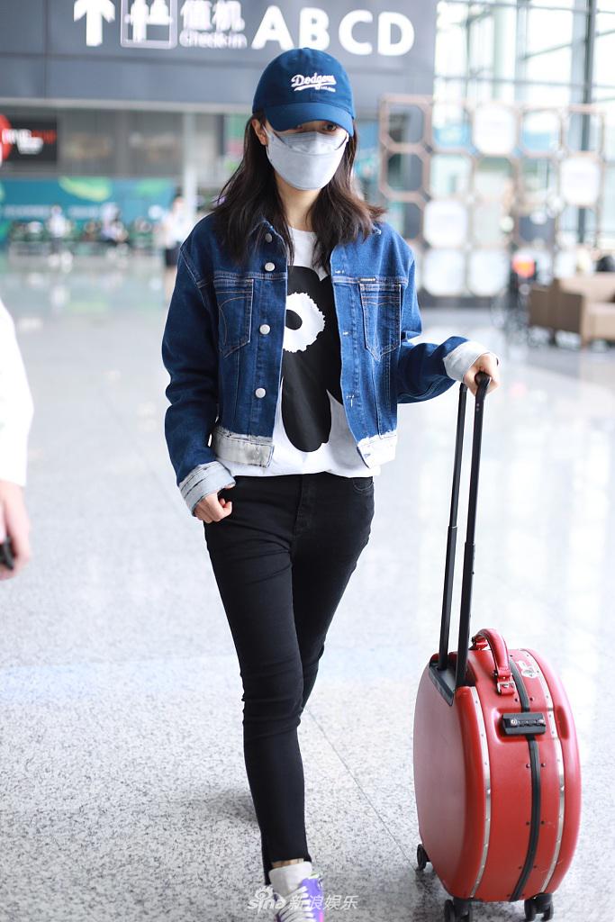 组图:赵今麦穿印花t装扮尽显少女心 自推圆形行李箱画面抢镜