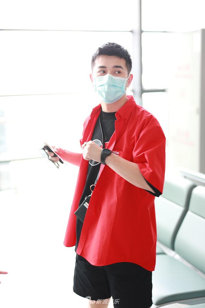 组图:付鹏减肥成功身材线条凸显 穿红色衬衣亮丽吸睛