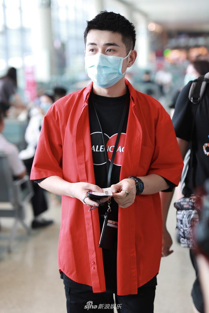 组图:付鹏减肥成功身材线条凸显 穿红色衬衣亮丽吸睛