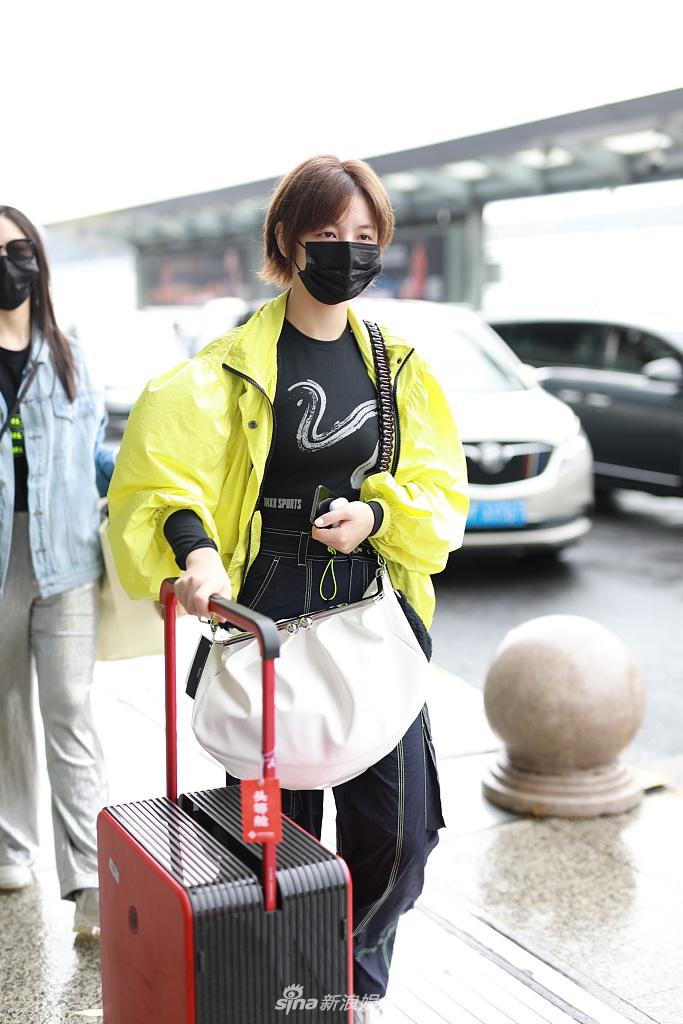 组图:硬糖少女303亮相机场 赵粤清新帅气刘些宁穿蓬蓬裙_高清图集