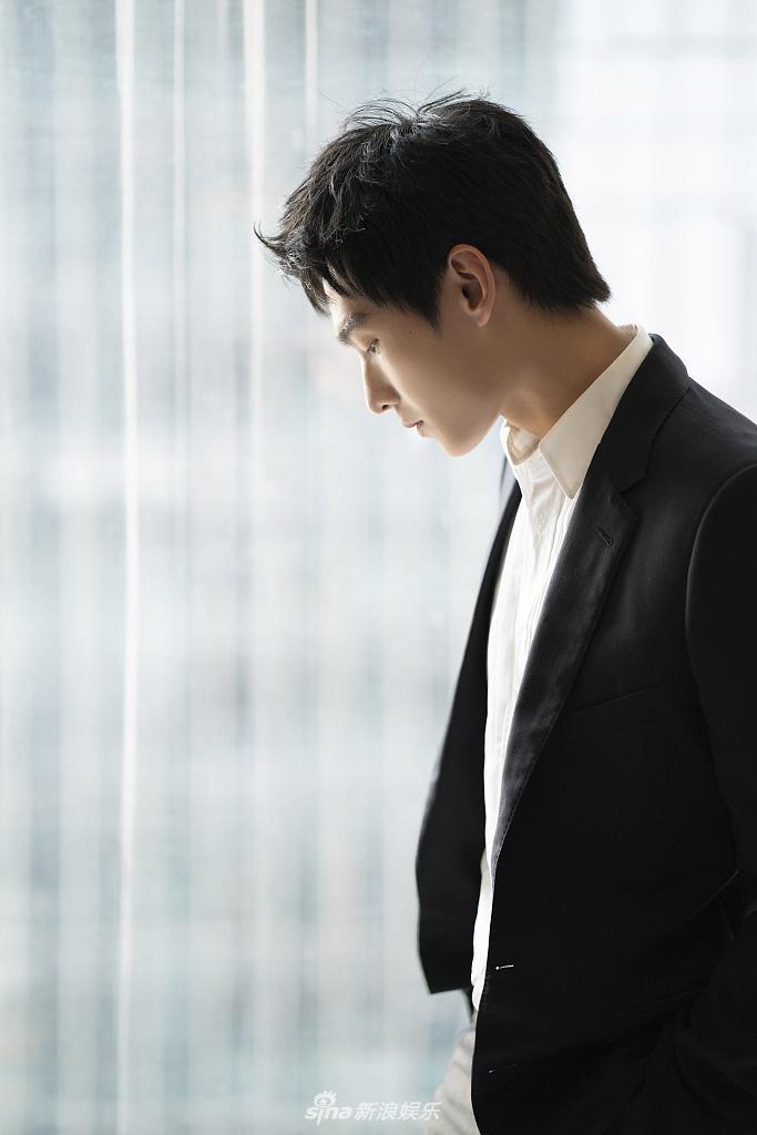 组图:杨洋穿黑西装造型简约难掩贵气 上演侧颜杀轮廓太优越_高清图集