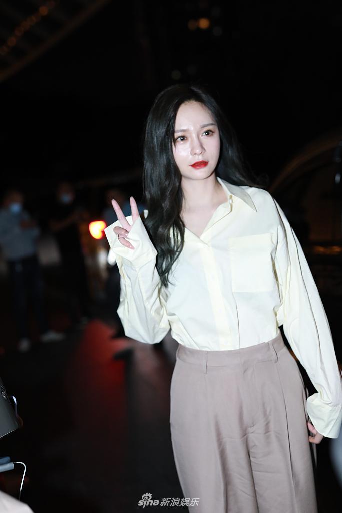 组图:沈梦辰长卷发搭白衬衣成熟干练 对镜比耶唇红齿白可可爱爱